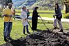 LÆRER NORSK: Fra venstre Bishr-Aldandahy (46), Maryam Shikh Almakkarah (27), med Ammar (ni måneder) og Hakam Alawad (50). De syriske flyktningene lærer norsk mens de jobber med jorda Lærer Maria Livet til høyre.