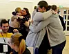 KLEMMER: Det ble utdelt mange klemmer etter valget. Også blant samtlige av lederkandidatene. Akkurat på dette bildet klemmer Knut Richard Slettebø Natalie Stenberg, mens Sandra Åberg Kristiansen klemmer Emma Finstad.