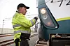 SEKS TIÅR MED TOG: Helge Larssen begynte som elektrikerlærling i NSB i 1976. ­– Hadde jeg ikke trivdes på jobben hadde jeg ikke vært her så lenge, sier Larssen.