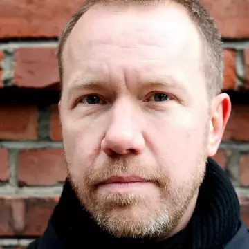 utdannet maler og historiker. Rådgiver i LO