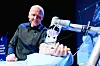 FJERNDIAGNOSE: Konsernsjef Sigve Brekke i Telenor får sjekket helsa si over 5G via en robot som fjernstyres av en lege.