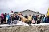 TAR SJANSEN: Fredrik Kristoffersen i bastskjørt og med blomsterkrans. Badeshort er kjedelig.