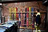 Til tider må nettselskapets folk ta skiene fatt for å komme seg dit de skal. Tom-Erik viser fram hvilket par han pleier å bruke.