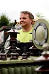 Da han gikk på elektrolinja midt på 90-tallet ville nesten alle bli elektrikere, men Tom-Erik ville ha et yrke der han kunne være utendørs.
