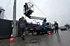 NYE KABLER: Dmytro Zabarylo strekker nye kabler. Det har blitt 10.000 kilometer med kabel i Kyiv distrikt etter ødeleggelsene.