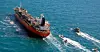 En sørkoreansk oljetanker blir omringet av iranske revolusjonsgardebåter i 2021.