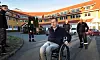 KOLLEGER: Da vaktlaget på brannstasjonen i Sarpsborg fikk høre om at Jan Olav skulle holde foredrag om garasjebrannen der han knakk nakken, så stilte alle opp og tok med seg utrykningsbil.
