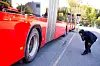 SJEKKE DEKK: Bussen skal kontrolleres for eventuelle skader før den kjøres ut på veien.