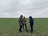 En ukrainsk Yara-ansatt med lokale bønder i høyrisikosoner sør i Ukraina. Her har de restaurert dyrka mark som har vært ødelagt av krigen.