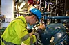 SJEKKER PRODUKTET: Mads D. Pedersen tar en titt på produksjonen. Vi får også se, men ikke fotografere.