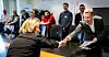 NHO Byggenæringens Siri Bergh og Fellesforbundets Christian Justnes måtte strekke seg langt allerede på forhandlingenes første dag, ved overrekkelsen av kravene i årets lønnsoppgjør.