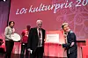 KULTURPRISEN: Renée Rasmussen gå lovord til prisvinneren for det viktige arbeidet Historielaget i Rogaland har gjort. Egil Larsen tok imot prisen.