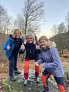 Ingunn Ørnevik, Jorun Nilsen Stallemo og Turid Gøytil (t.h.) vender tomlene opp etter vellykket julebord utendørs. – Turer og samlinger utendørs er gull verdt nå i koronatida, for ute i det fri er det mulig med trygge og fine studer, smiler de tre postkollegene i Agder.