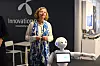 PEPPER: Roboten Pepper er populær på messer om dagen, men ikke nødvendigvis så veldig nyttig av seg foreløpig - hans beste partytriks er å synge burdsdagssang og å le på kommando. Bakenfor ser vi Berit Svendsen.
