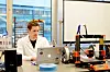 LAB: Her er en av Telenors ekepsperter, med 3D-printer foran og komponenter i hylla bak.