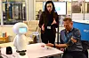 TELEMEDISIN: Ove Fredheim får blodtrykket målt. Målingen overføres til roboten til venstre, Tryggi, som så overfører tallene til hjemmetjenesten for vurdering.