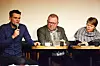 PRATER: Zeros Einar Wilhelmsen prater, mens Jan Olav Andersen fra EL og IT og Helge Haukeland Liadal fra Ap lytter.