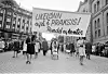 1. mai 1968 i Oslo. Demonstrasjonstoget i Karl Johansgate Parole: Likelønn også i praksis! Handel og Kontor