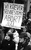 Betzy Kjelsberg ved en vevstol fra Nydalens Compagnie på Arbeiderbeskyttelsesutstillingen på Verdensutstillingen på Frogner i 1914.