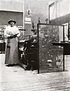 Betzy Kjelsberg ved en vevstol fra Nydalens Compagnie på Arbeiderbeskyttelsesutstillingen på Verdensutstillingen på Frogner i 1914.