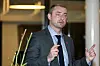 Arbeidsminister Robert Eriksson vil starte samtalene om ny, offentlig tjenestepensjon.