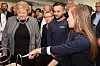 CAVERION: Erna Solberg i samtale med elektrikere.