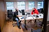 RADIOPRODUSENT: Stillasmontør Alexander Torsvik (til venstre) har blitt radioprodusent. Han har alltid hatt interesse for datamaskiner og lyd, men læringskurva som radioprodusent har vore bratt. Richard Storevik til høgre.