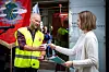FOR AT DU IKKE SKAL GLEMME OSS: Joachim Espe overrekker et krus fra fagforeningen, sammen med kravene.