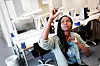 Samira Jama (37) tenker at optoteknikerutdanningen kan gi henne en pekepinn på om hun skal gå for den tre år lange optiker-utdanningen.