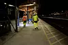 01:50: Det er en rolig natt på jernbanen. Lillestrøm stasjon er tom, og det er fortsatt mye nødvendig vedlikehold som Even Mo Sandvik (t.v.) og Vegard Solemdal skal utføre.