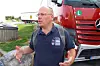 Sjåførene er siste ledd i det som ofte er en lang transportkjede. - Det er lett for store kunder å vaske hendene sine og si at dette ikke er deres sjåfører, sier Edwin Atema, som nå prøver å stille bilbransjen til ansvar på vegne av det nederlandske transportarbeiderforbundet. For ham er det åpenbart at de utgjør toppen på logistikkjeden og dermed er sjåførenes egentlige økonomiske arbeidsgiver.