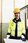 BRILLENE PÅ: Før fikk operatør Arild Magnussen jevnlig beskjed fra ledelsen om å ta på vernebrillene sine. Etter at de knuste tabuene rundt dysleksi på arbeidsplassen, har stemningen snudd. Vernebrillene er nå alltid på, selv når han er på steder hvor han ikke trenger dem, forteller Magnussen.