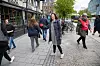 MORGENAKSJON: Klokka er såvidt passert sju når leder i Fagforbundet Trondheim, Sonia Tangen, deler ut rykende varm kaffe i sentrum av byen. Til høyre medaaksjonist Randi Pedersen.