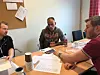 MØTE: Formann i ØM Fjeld, Kai Morten Strømner, Morten Sandaas, Byggpatruljen og Markus Hansen, HMF i møte. På bordet ligger dagens mannskapslister.