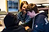 Idar viser ungdomskontakt Camilla Johansen noen videoklipp på mobilen. Når han viser et klipp fra krigen i Ukraina, blir stemningen en helt annen.