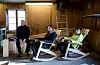 SAMARBEID: Vaktmester og NTL-tillitsvalgt Morten Uglemsmo (f.v.) får hjelp av Magne Opheim (20) og Ole Fagervold (20). I vinter skal de snekre gyngestoler.
