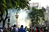 12. mars i år var det ekstra kraftige sammenstøt mellom politi og demonstranter under den ukentlige demonstrasjonen i Buenos Aries. LO-Aktuelts frilanser var selv til stede denne dagen og så hvordan tåregassen fløt i luften.