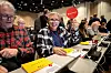 Svein-Inge Benden tester ut stemmeskiltet som lå i sekken alle landsmøtedeltakerne fikk utdelt. Rune Eriksen til venstre.