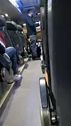 Petter Thoresen og en annen deltaker som skulle på studietur til Palestina ble søndag utvist og deportert fra Israel, som mener de er en sikkerhetsrisiko. Bildet viser en av vaktene på bussen som kjørte dem til flyet de ble sendt ut med.