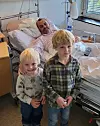 Gunnar Kjærvik har vært mye innlagt på sykehus. Her har han besøk av to av barnebarna.