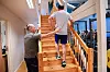 OPPTRENING: Her trener Gunnar Kjærvik på å gå opp trapp og bare støtte seg med en hånd. Han får teknikktips fra fysioterapeut Maarten Seeboldt.