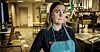 TILBAKE PÅ JOBB: Lillian Knutsen mener ansatte i hennes bransje har fått lide mer enn andre under pandemien. Etter 16 måneder som permittert, er hun tilbake på jobb som kokk i kantina i Aller-bygget i Oslo.