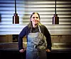 SNART FAGLÆRT KOKK: Lillian Knutsen har jobbet lenge på kjøkkenet uten fagbrev, men arbeidsgiveren betaler nå for et 200 timers kurs som vil gi henne fagbrevet til våren.