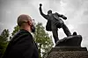Aday Rodriques Arias ser opp til statuen av fagforeningskjempen Martin Tranmæl, som står utenfor inngangen til Sørmarka.