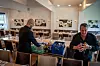 Aday Rodriques Arias hjelper til med å dekke på til en festmiddag i restauranten. Han trives best utenfor kontoret og i møte med mennesker.