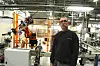 SKITUPPEN: En robotarm bark Jan Arve Sinnerud løfter skien på skrå inn i maskinen slik at også tuppen blir behandlet.