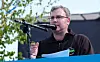 AUTOZENTRUM: Oliver Hilburger fra den «alternative» fagbevegelsen taler til deltakere på en markering til støtte for AfD.Foto: Scanpix