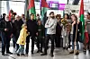 STØTTE: På Flesland i Bergen venten politikere fra SV, familie og en rekke støttespillere da Mikkel Grüner landet torsdag kveld.