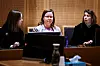 FAST JOBB: Det var Merethe Solbergs krav om fast jobb som førte til at prosessen med en sluttavtale stoppet opp, ifølge Jørn Eggum. Her er Solberg (i midten) sammen med sine advokater Merete Furesund (til høyre) og Frida Køber Garvoll.