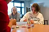 LAGER ARMBÅND: – Dere har jobbet veldig godt, sier lærer i innsats for alle, Eva Tessem, til elevene sine. Til høyre Gudrun Maria Nymo (16) i 10. klasse.